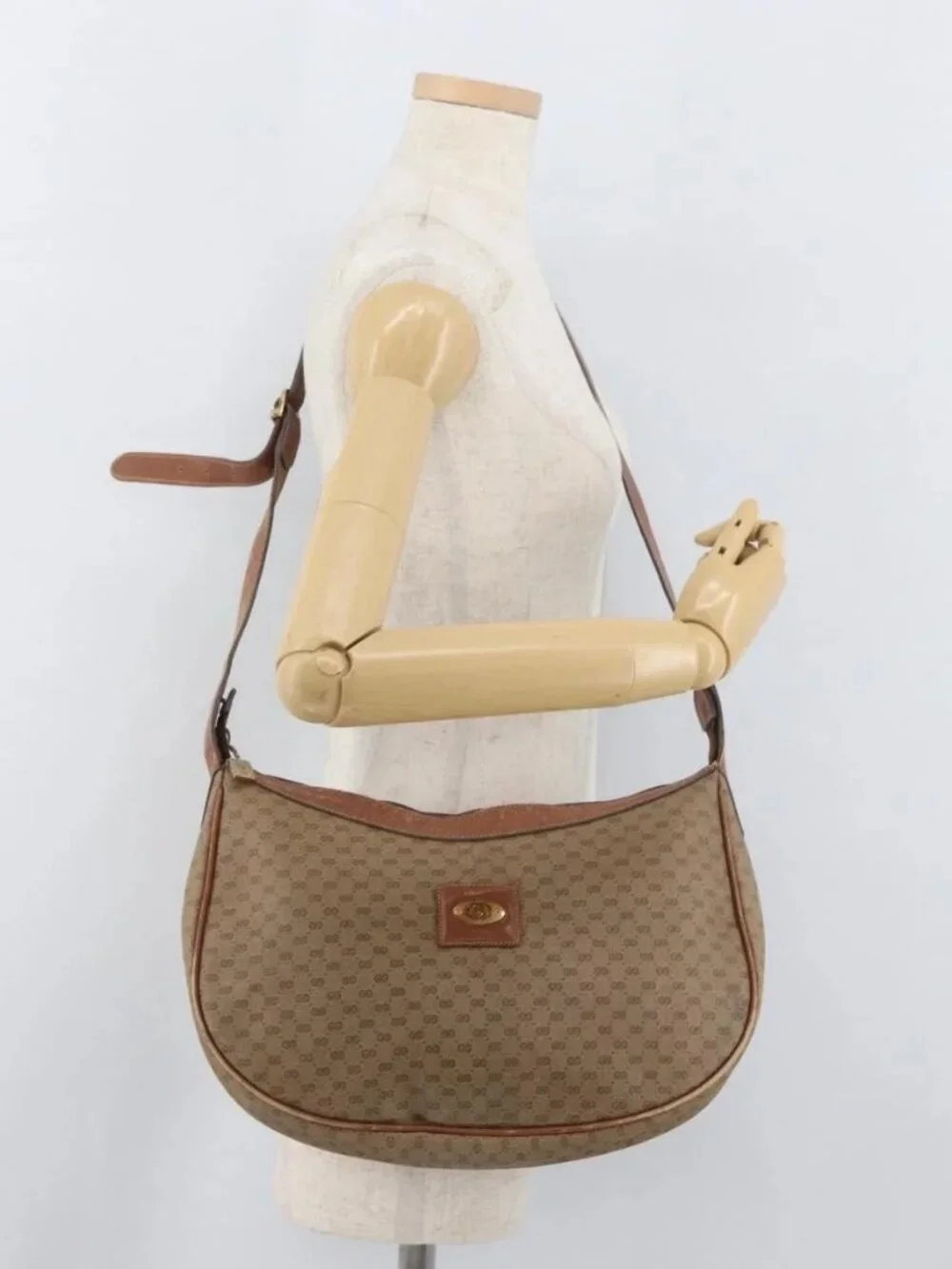 Gucci brand	gucci color	beige